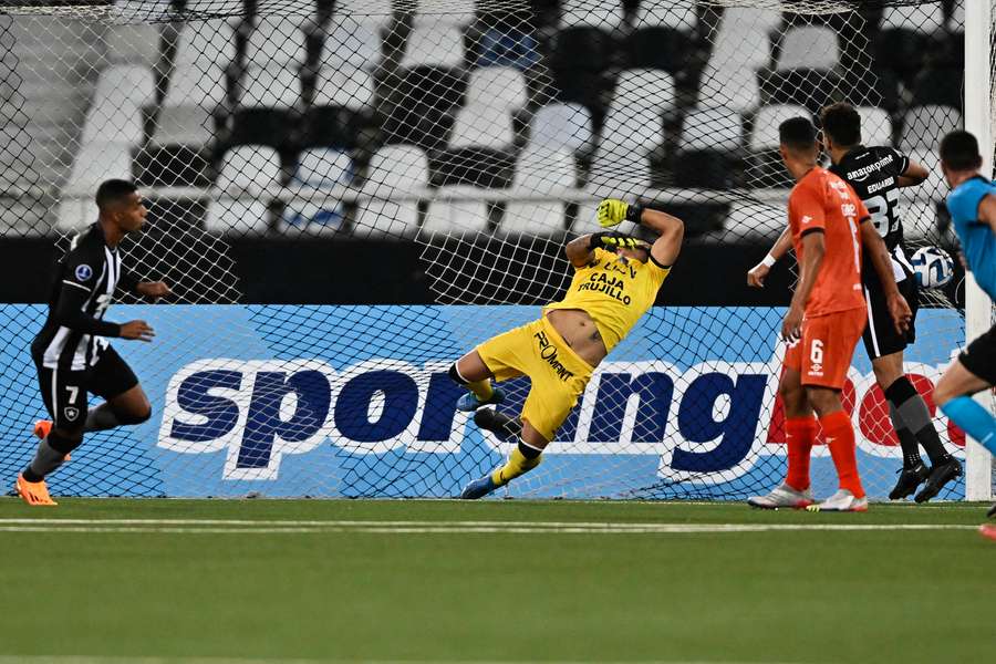 Victor Sá encontrou belo chute para marcar o primeiro gol do Botafogo