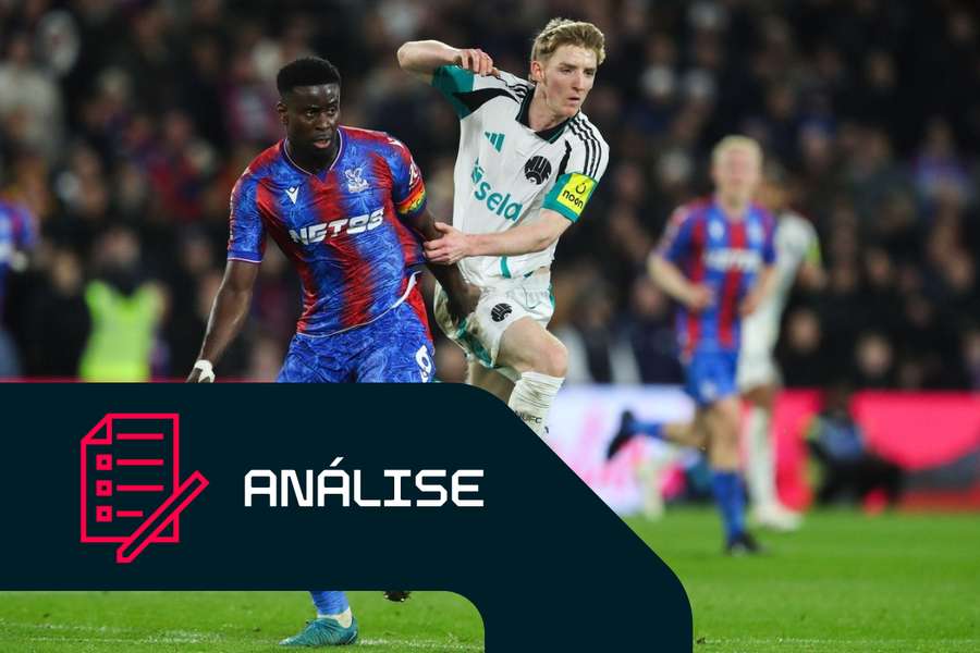 Marc Guéhi, do Crystal Palace, e Anthony Gordon, do Newcastle United, em ação