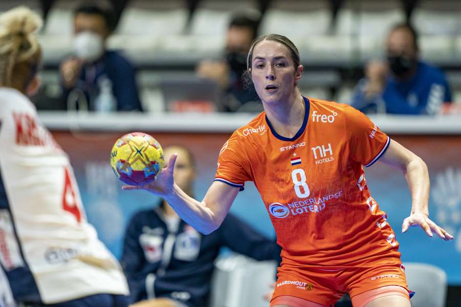 Lois Abbingh keert na haar bevalling terug in de selectie van de Nederlandse handbalsters