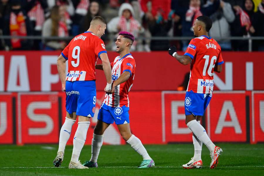 Dovbyk, Couto y Savinho celebran un gol del Girona