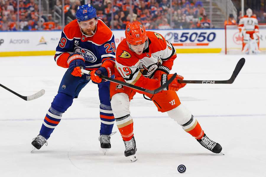 Leon Draisaitl (l.) im Duell mit Anaheims Alex Killorn