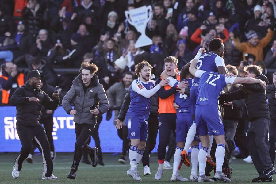 Hráči Macclesfieldu slaví senzační triumf. Hráči Macclesfieldu slaví senzační triumf.