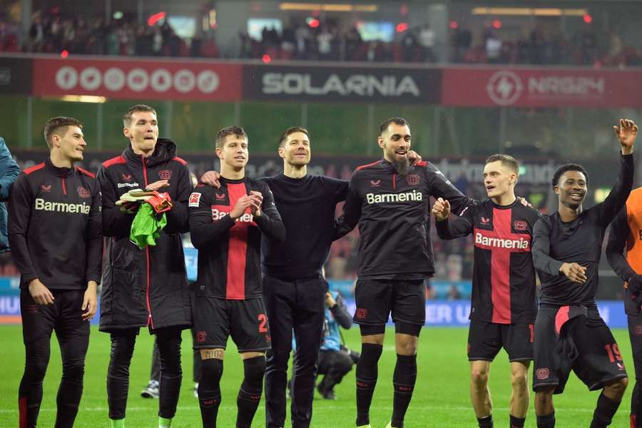 Bayer Leverkusen feiert nach dem 3:0-Sieg gegen die Münchner Bayern.