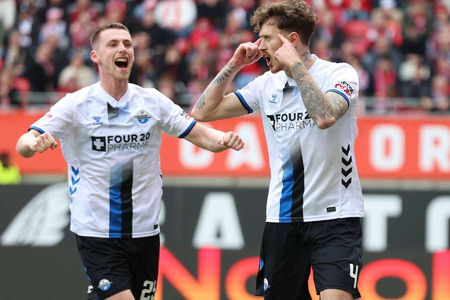 Tjark Scheller feiert den Torschützen zum 1:0, Calvin Brackelmann. Tjark Scheller feiert den Torschützen zum 1:0, Calvin Brackelmann.