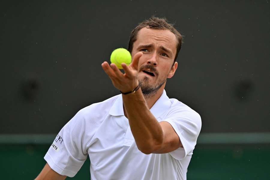 Daniil Medveděv postupuje ve Wimbledonu po skreči Grigora Dimitrova.