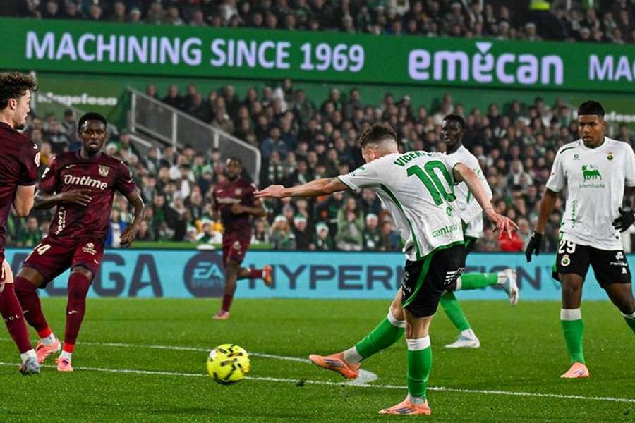 Segunda Division at halfway point: Exciting outsiders threaten establishment in promotion race