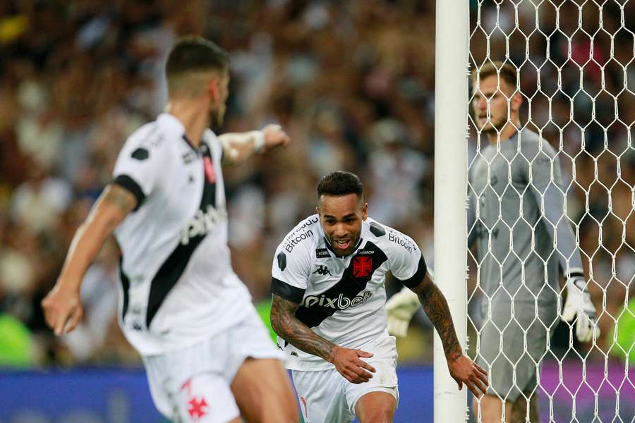 Alex Teixeira abriu o placar, sem dar chances para Lucas Perri