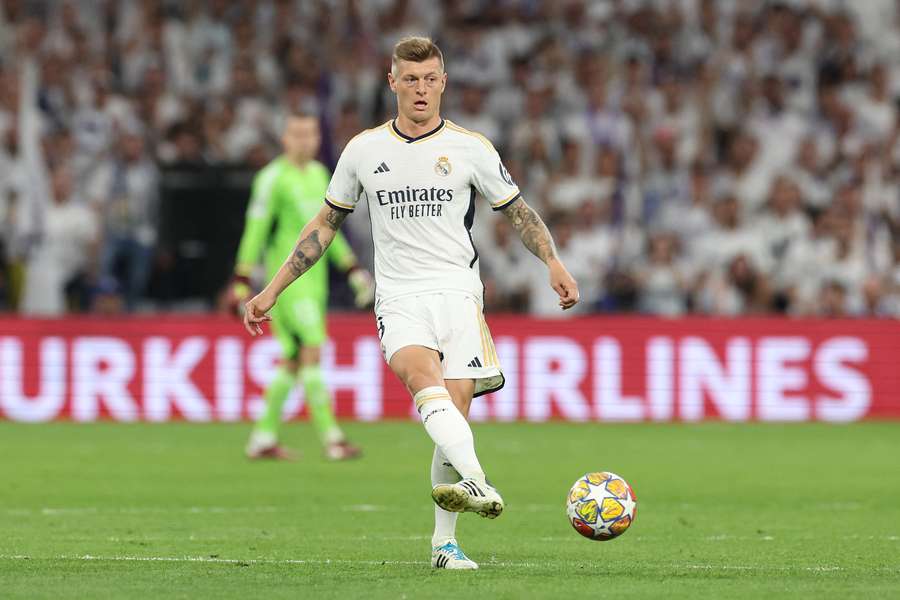 Toni Kroos (Real Madrid) conduit le ballon lors de la demi-finale retour de Ligue des champions face au Bayern Munich, le 8 mai 2024 au Santiago Bernabéu.