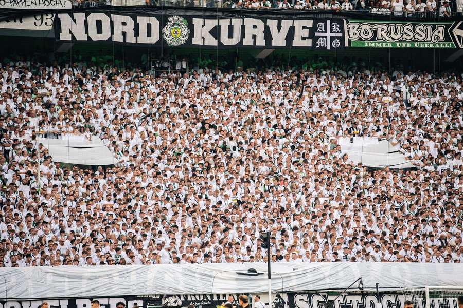 Die Gladbacher Fankurve beim Bundesliga-Auftakt gegen Leverkusen (2:3).