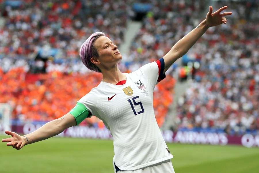 Megan Rapinoe viert de openingstreffer in de WK-finale van 2019 tegen Nederland (2-0)