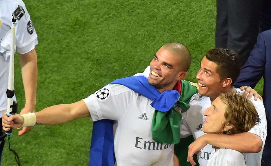 Pepe (stânga) alături de Cristiano Ronaldo și Luka Modric la Real Madrid