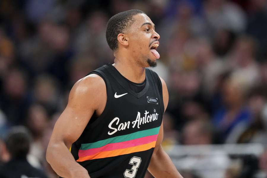 Keldon Johnson célèbre avec les Spurs.