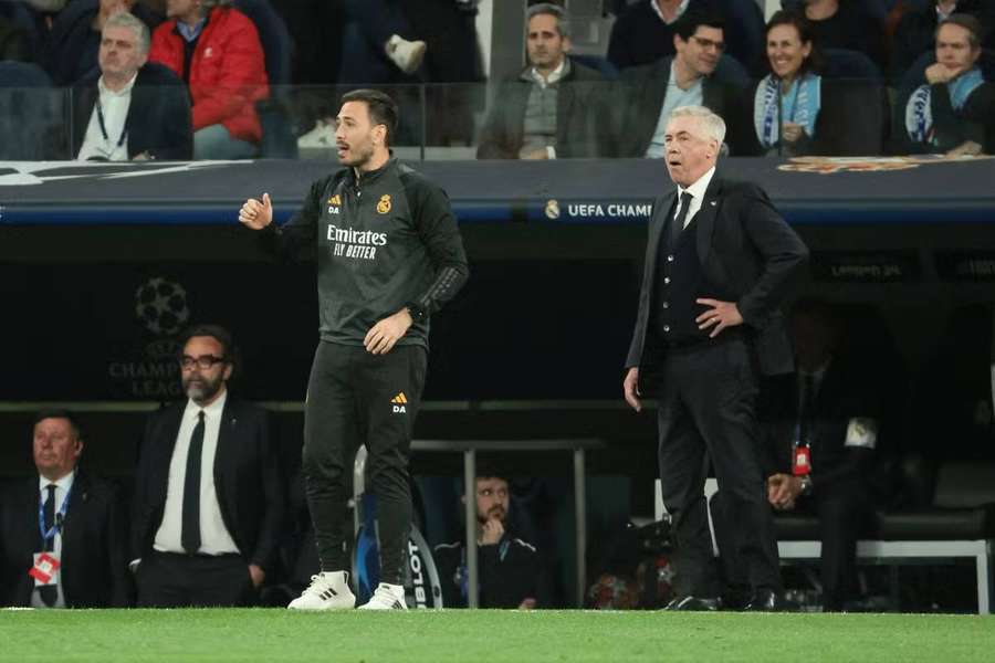 Davide Ancelotti po boku svého otce Carla. Davide Ancelotti po boku svého otce Carla.