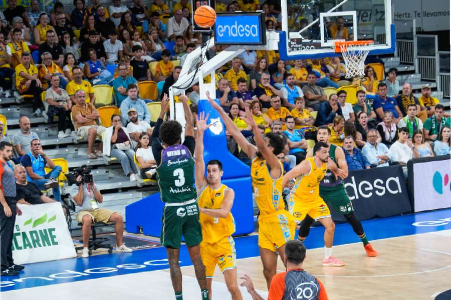 Webb, del Unicaja, lanzando ante el Dreamland Gran Canaria