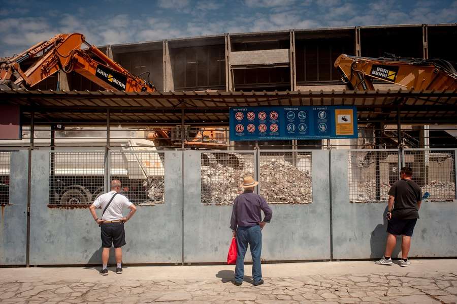 Trecători din Barcelona privesc demolarea arenei Nou Camp