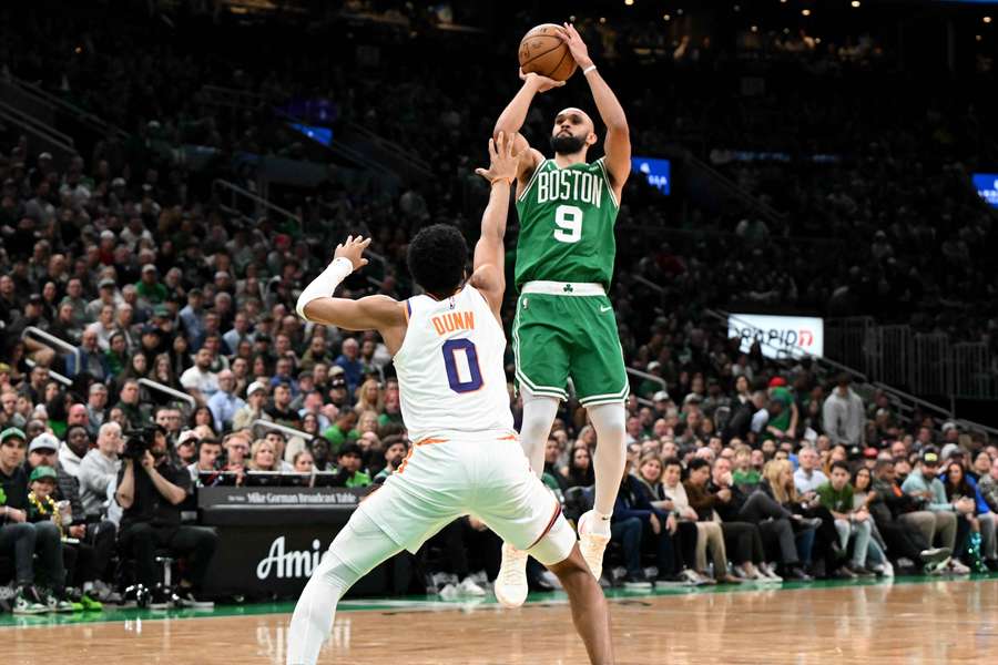Derrick White ejecuta un triple.