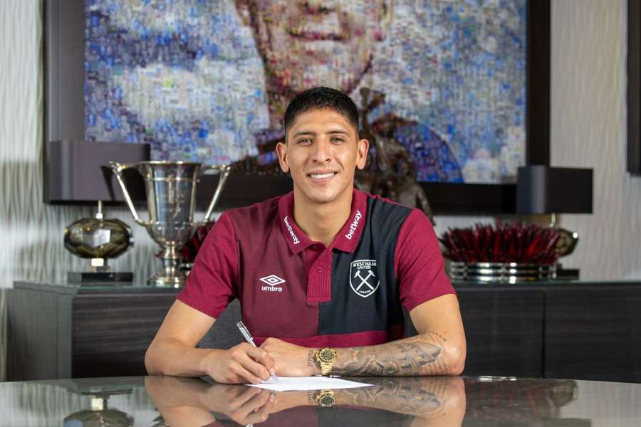 Edson Álvarez assinou contrato até 2028