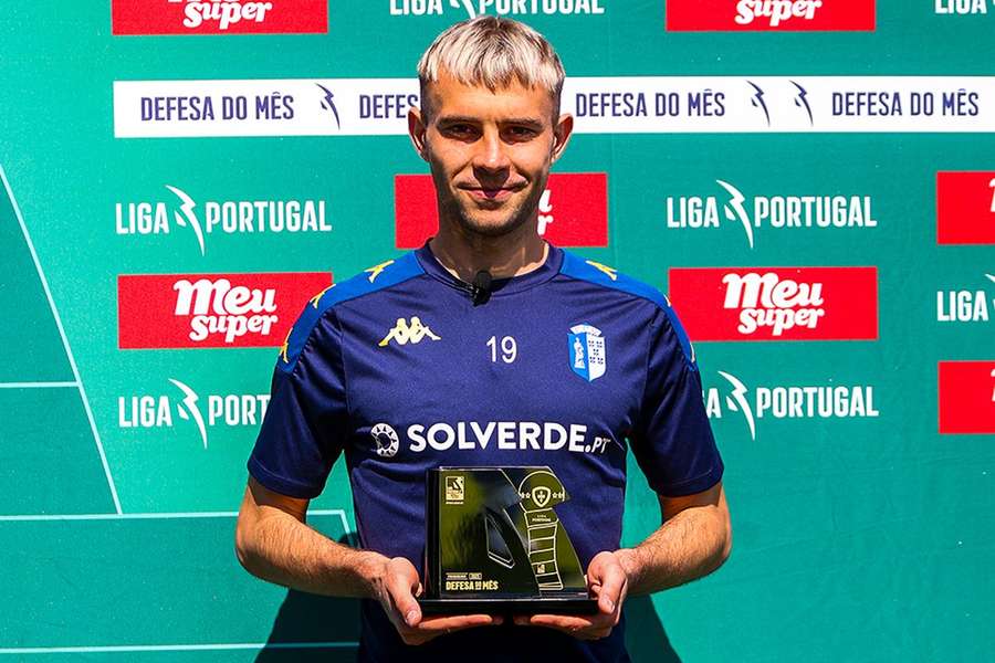 Lebedenko com o prémio de defesa do mês da Liga 2