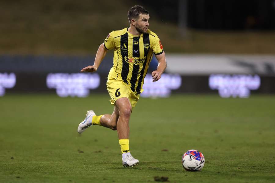 Wellington and New Zealand defender Tim Payne on the ball against Macarthur earlier this season.