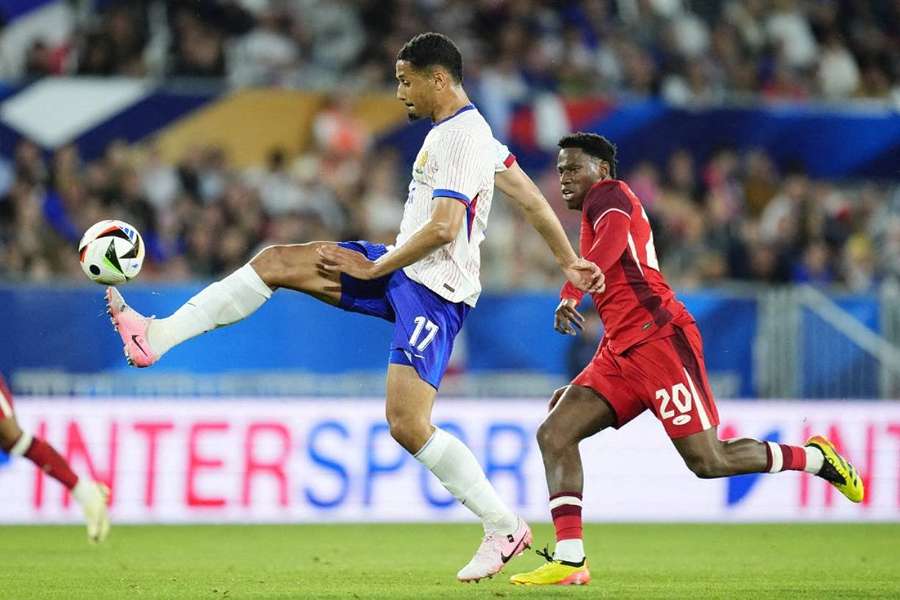 Saliba face au Canada.