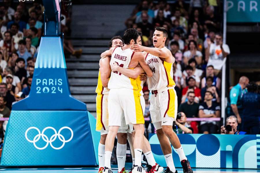 Los jugadores de España celebran su victoria ante Grecia