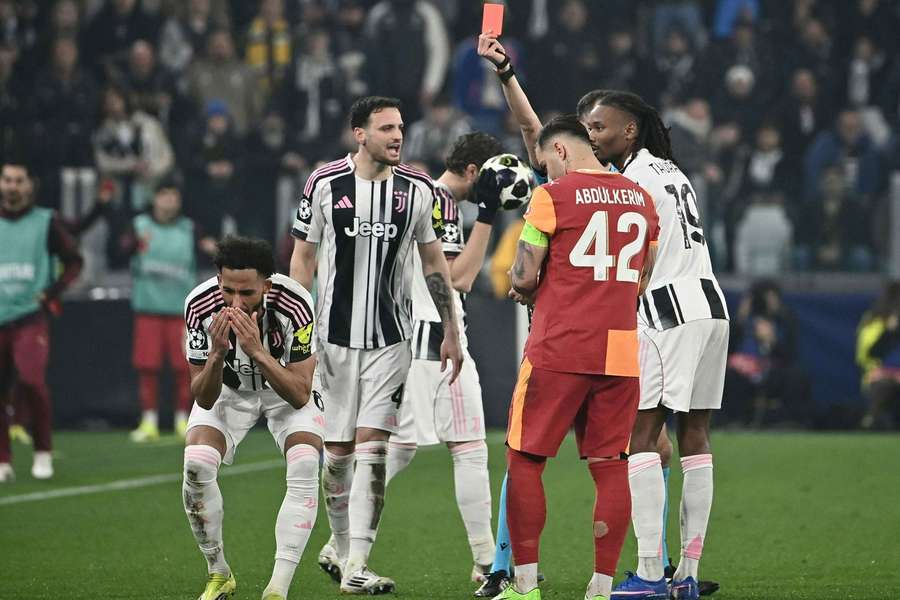 Kelly dostal po zásahu VAR rovnou červenou kartu.