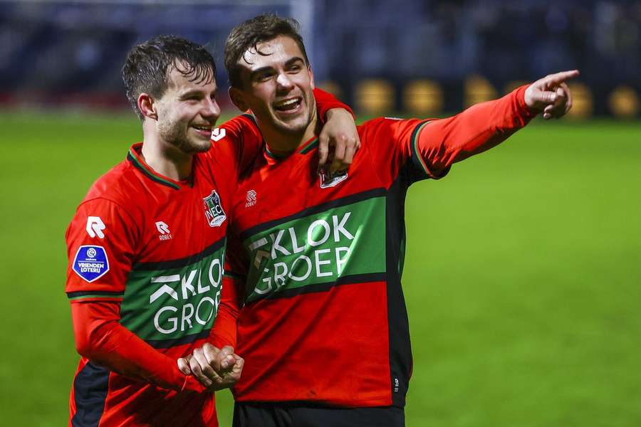 Dirk Proper (L) en Bart van Rooij vieren de zege bij PEC Zwolle (1-3)