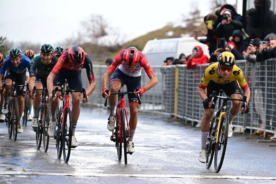 Primoz Roglic kører igen først over målstregen i Italien.