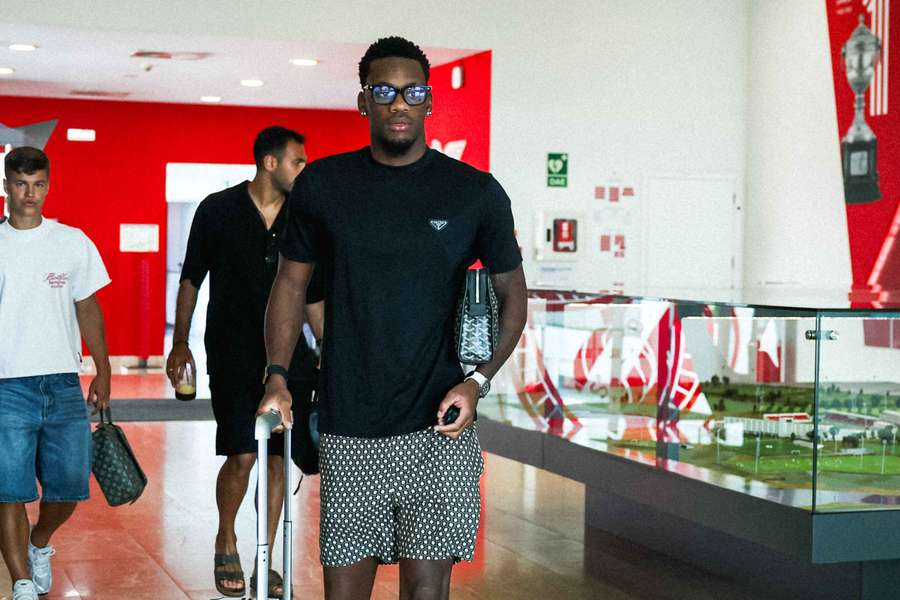 Jhon Durán já treina no Benfica Campus Jhon Durán já treina no Benfica Campus