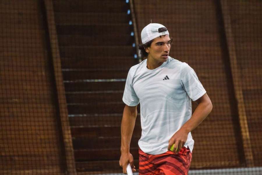 Henrique Rocha foi chamado para defrontar Romain Arneodo