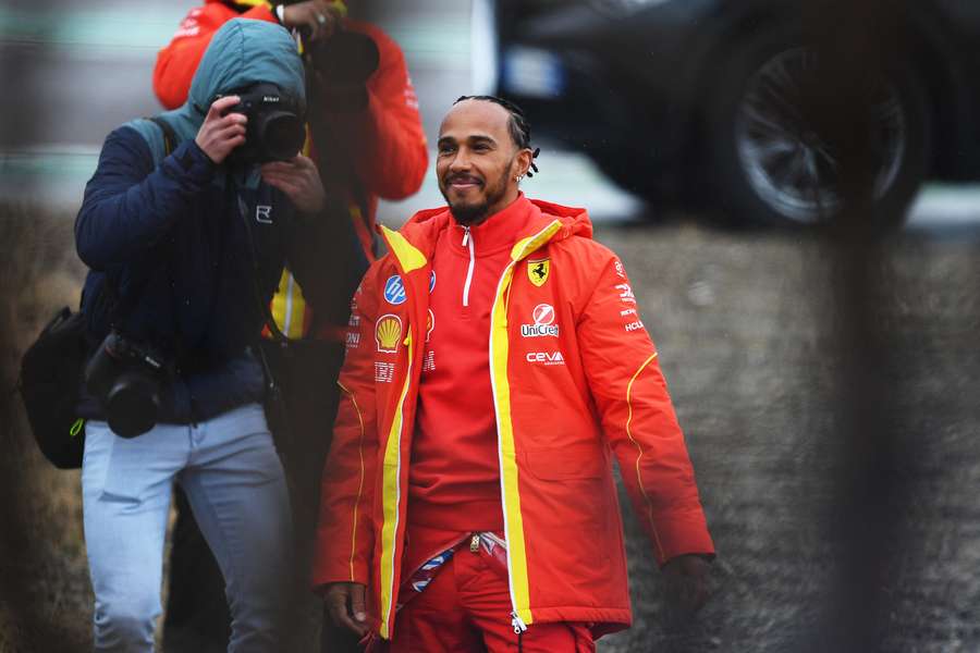 Lewis Hamilton va découvrir la vie en rouge en 2025.