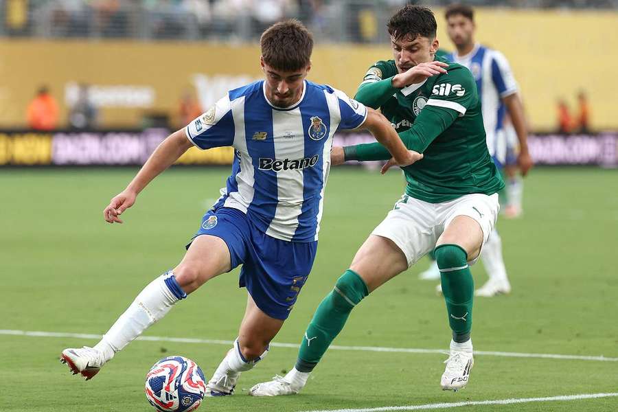 Martim Fernandes und Joaquin Piquerez im Zweikampf bei Porto-Palmeiras. 