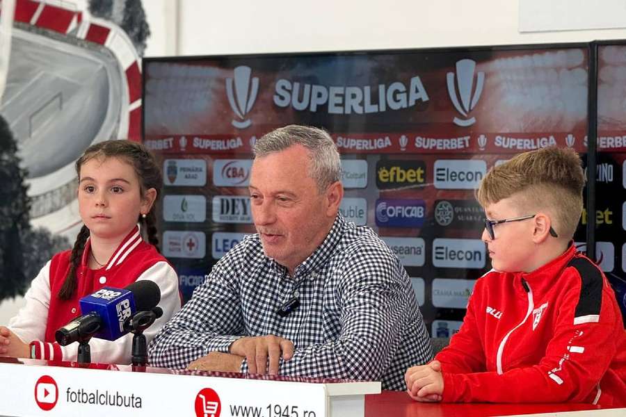 Mircea Rednic a susținut conferința de presă alături de doi copii