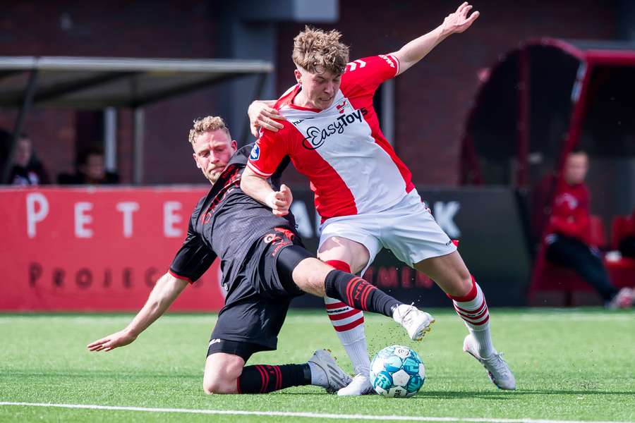 NEC's Joris Kramer met een tackle op Emmens Ole Romeny tijdens de wedstrijd