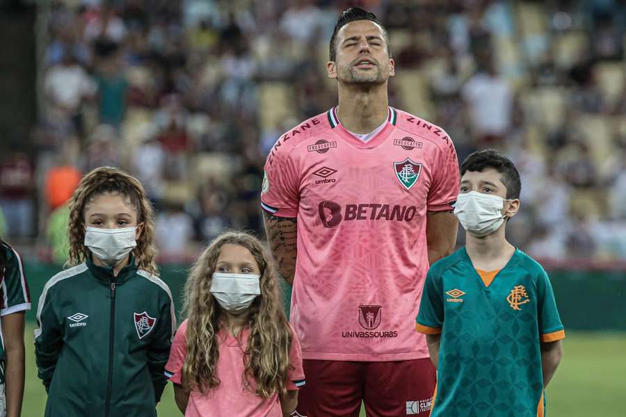 Fábio critica vaias da torcida do Flu: "Prejudica a equipe"