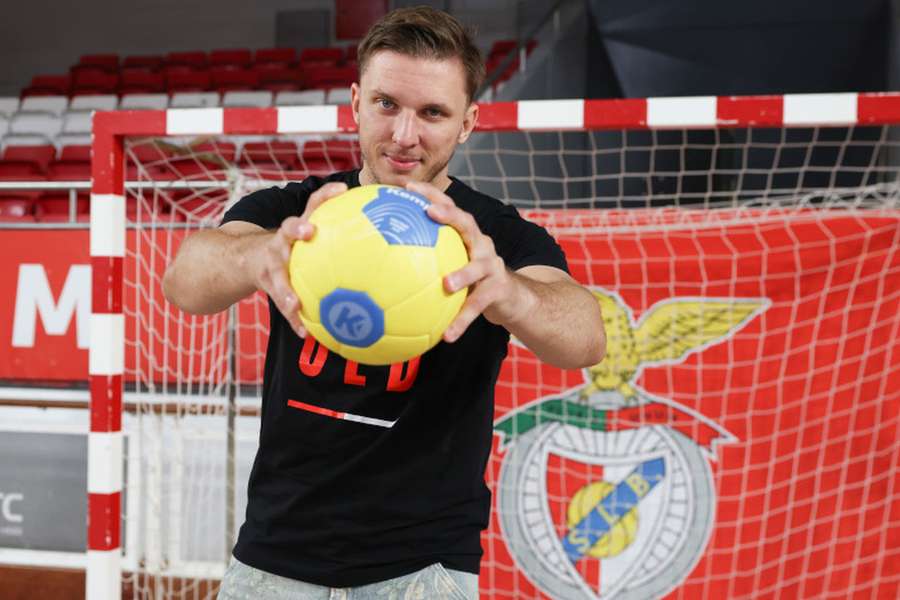 Mikita Vailupau na apresentação pelo Benfica