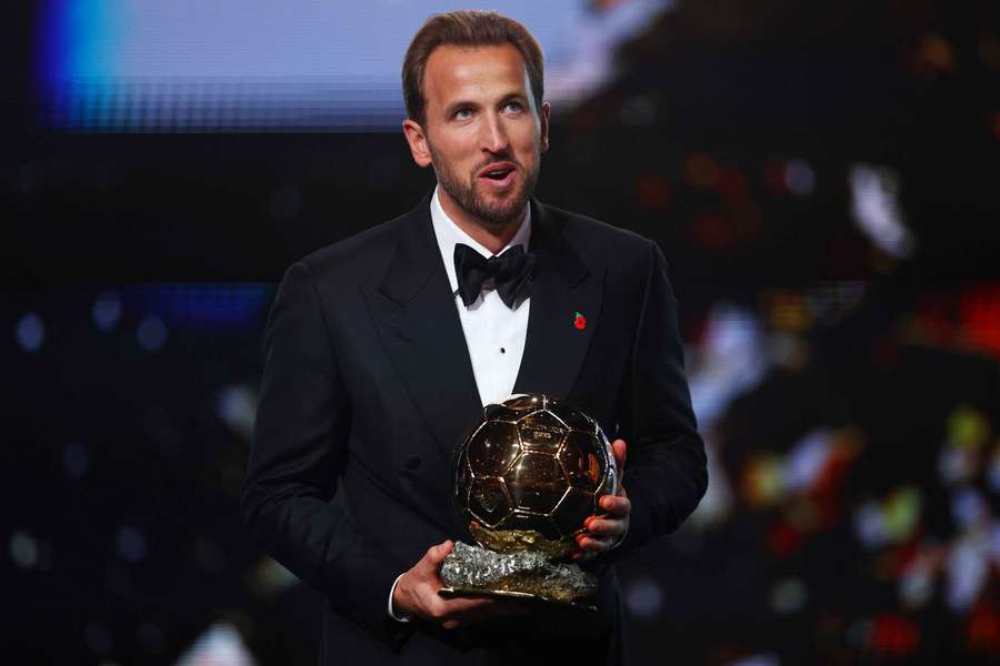Harry Kane segura a Bola de Ouro Harry Kane segura a Bola de Ouro