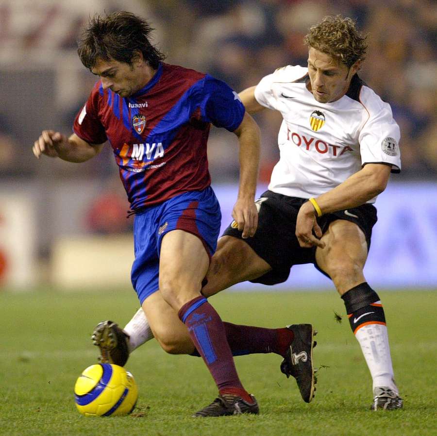 Jofre Mateu ante Curro Torres, en un Levante-Valencia Jofre Mateu ante Curro Torres, en un Levante-Valencia