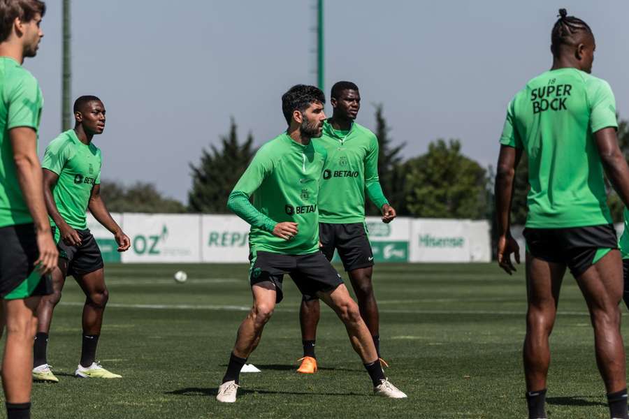 Após duas semanas de trabalho em Alcochete, o Sporting segue para estágio no Algarve