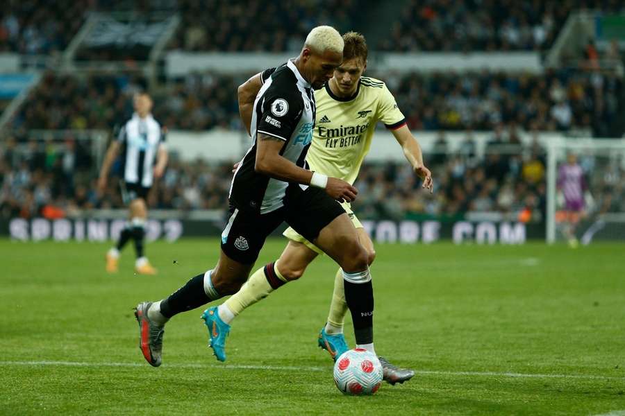 Joelinton en Martin Ødegaard tijdens Newcastle United-Arsenal op 16 mei 2022