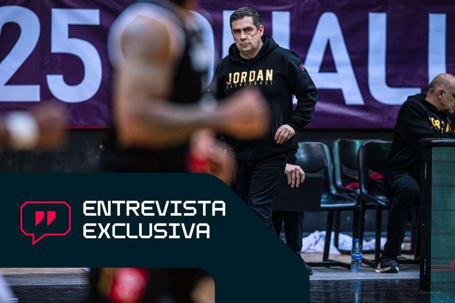 'Piti' Hurtado, en la banda, durante un partido con Jordania.