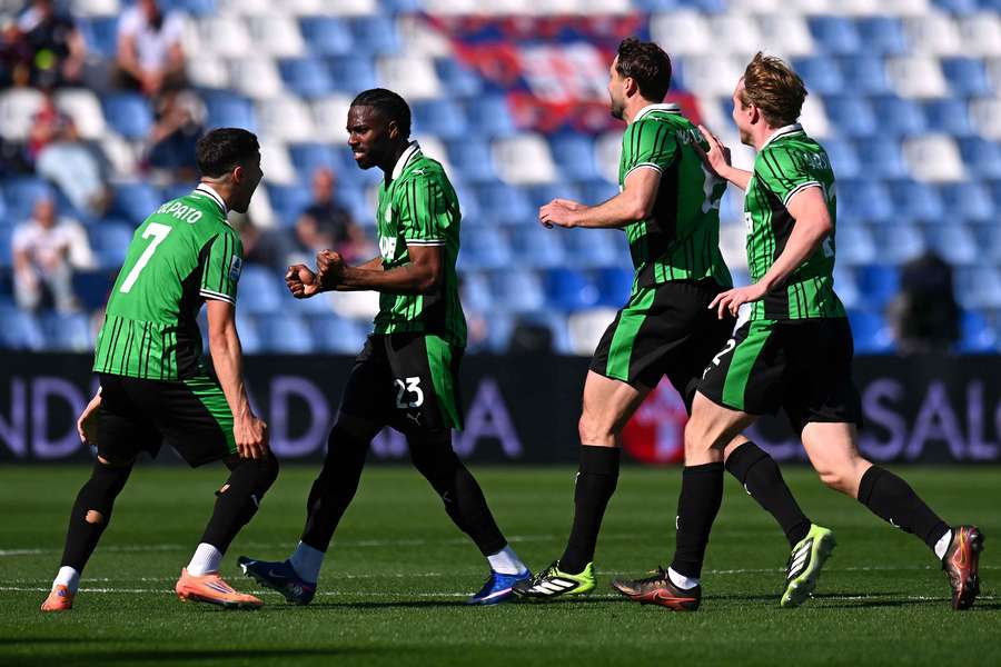 Hráči Sassuola slaví gól proti Cagliari. Hráči Sassuola slaví gól proti Cagliari.