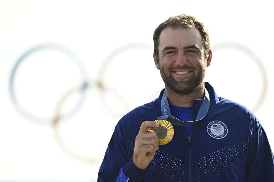 Scottie Scheffler met zijn gouden medaille