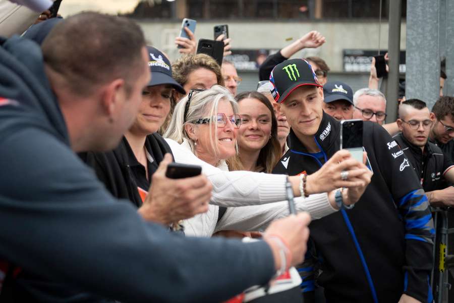Fabio Quartararo e os seus fãs em Le Mans na sexta-feira.