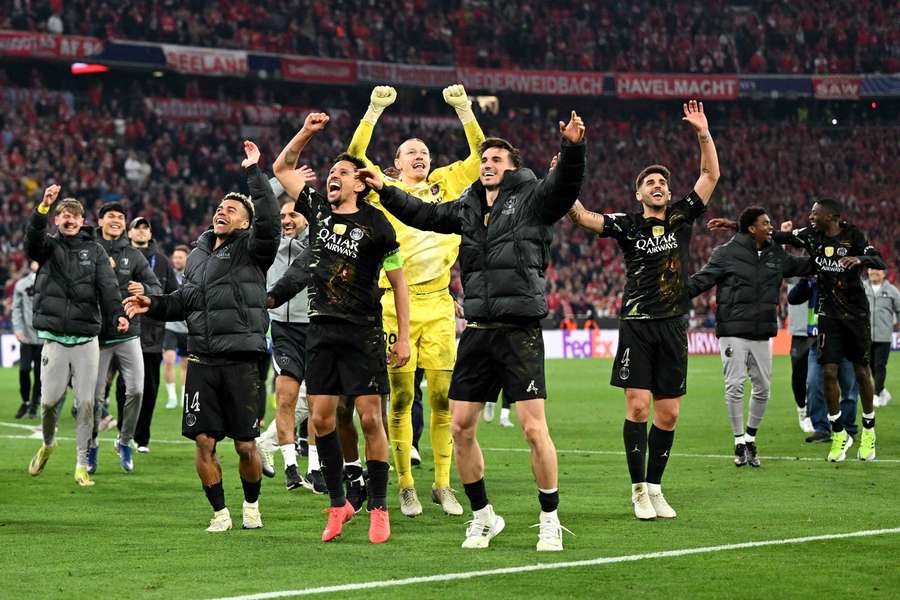 Hráči PSG oslavujú postup do finále LM.
