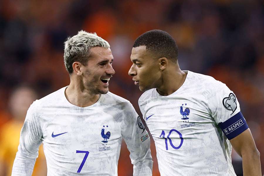 Mbappé comemora segundo gol com Antoine Griezmann