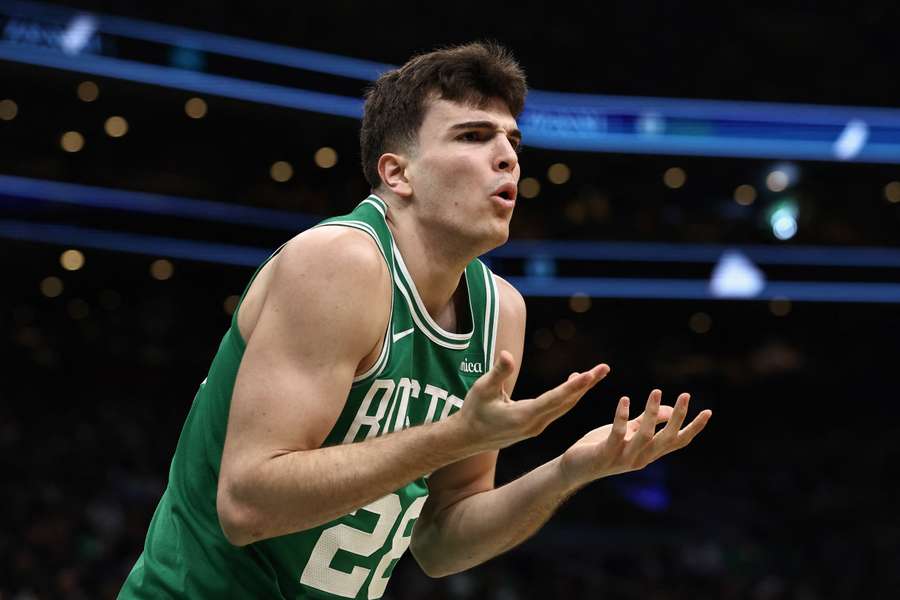 Hugo González parece preguntarse qué ocurre con su tiempo de juego en los Celtics