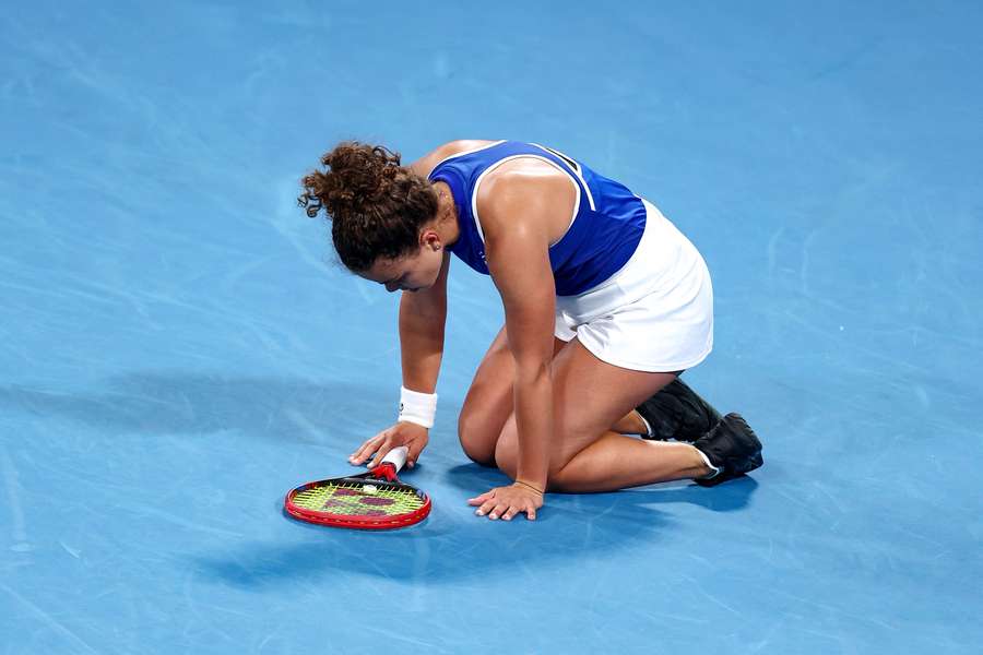 Jasmine Paolini a terra dopo la sconfitta contro Karolina Muchova