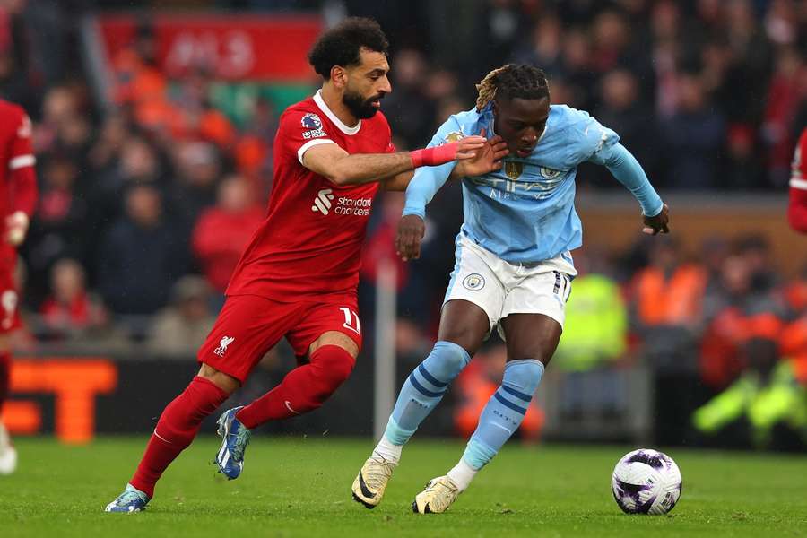 Salah, do Liverpool, disputa bola com Jeremy Doku, do City