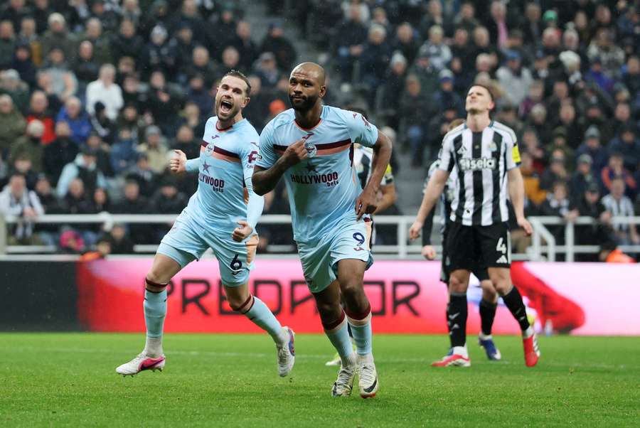 Brentford's Thiago (centre) and Henderson celebrate
